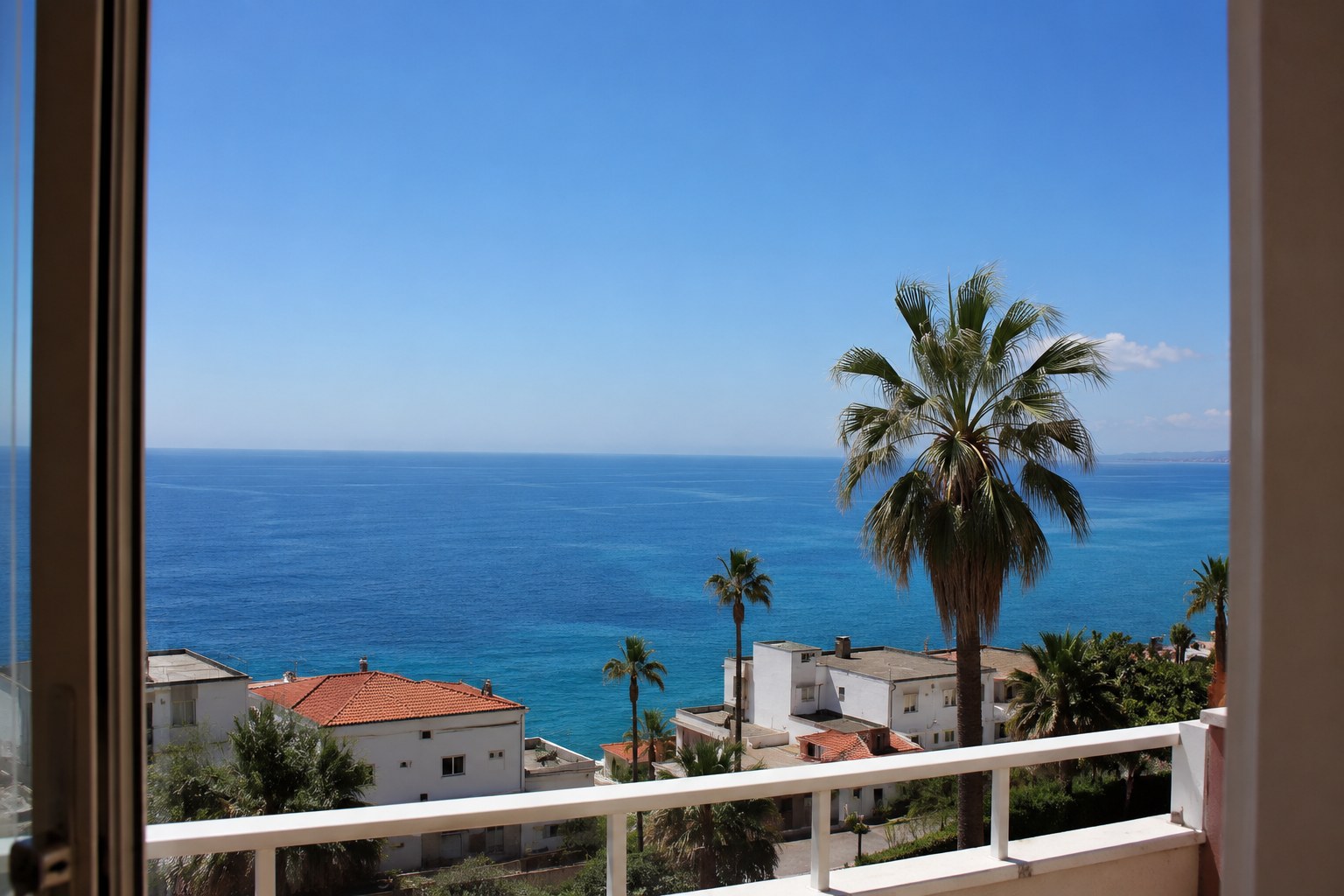 Blick vom Balkon aufs Meer — Sinnbild für das Leben, das mit CostaDeals erreichbar wird